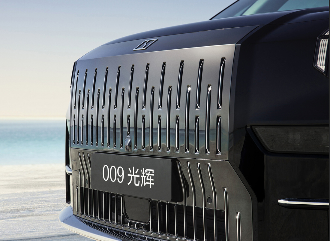The world's first MPV equipped with intelligent front grille